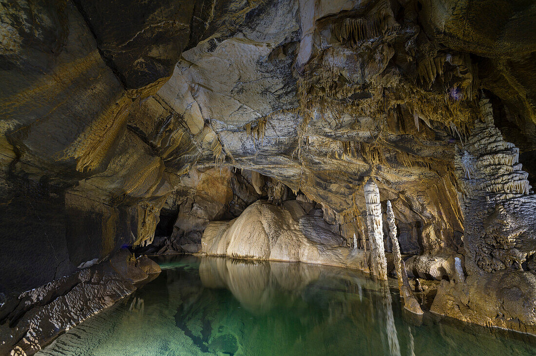 Ein unterirdischer See in der Karsthöhle Krizna Jama. Grahovo, Notranjska, Slowenien