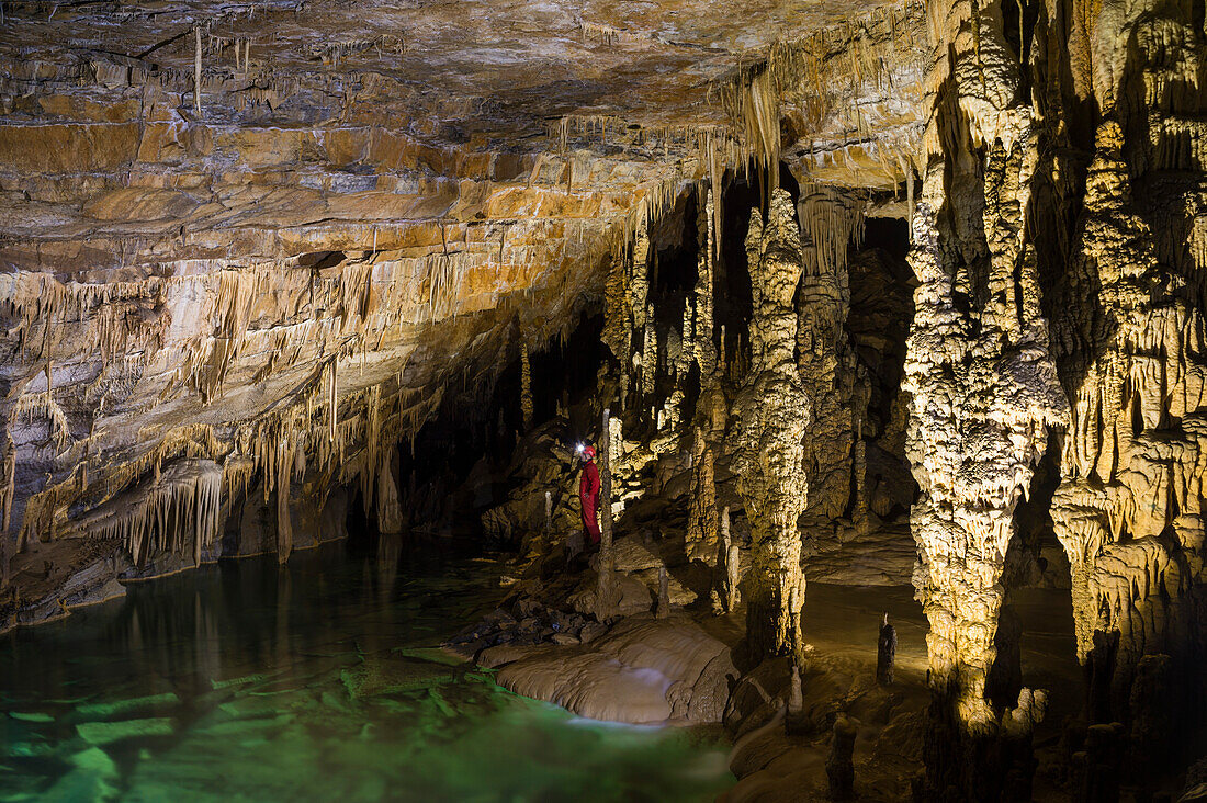 Ein Höhlenforscher in der Höhle Krizna Jama mit einer Stirnlampe. Grahovo, Slowenien