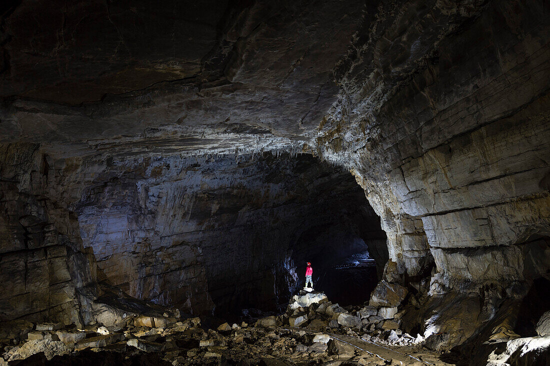 Höhlenforscher in der Krizna Jama Höhle, Kreuzhöhle. Grahovo, Innere Krain, Slowenien.