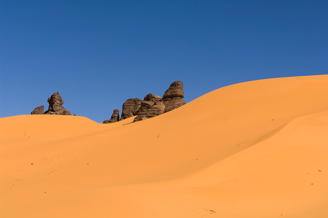 Felsformationen und Sanddünen in den Akakus. Akakus, Fezzan, Libyen.