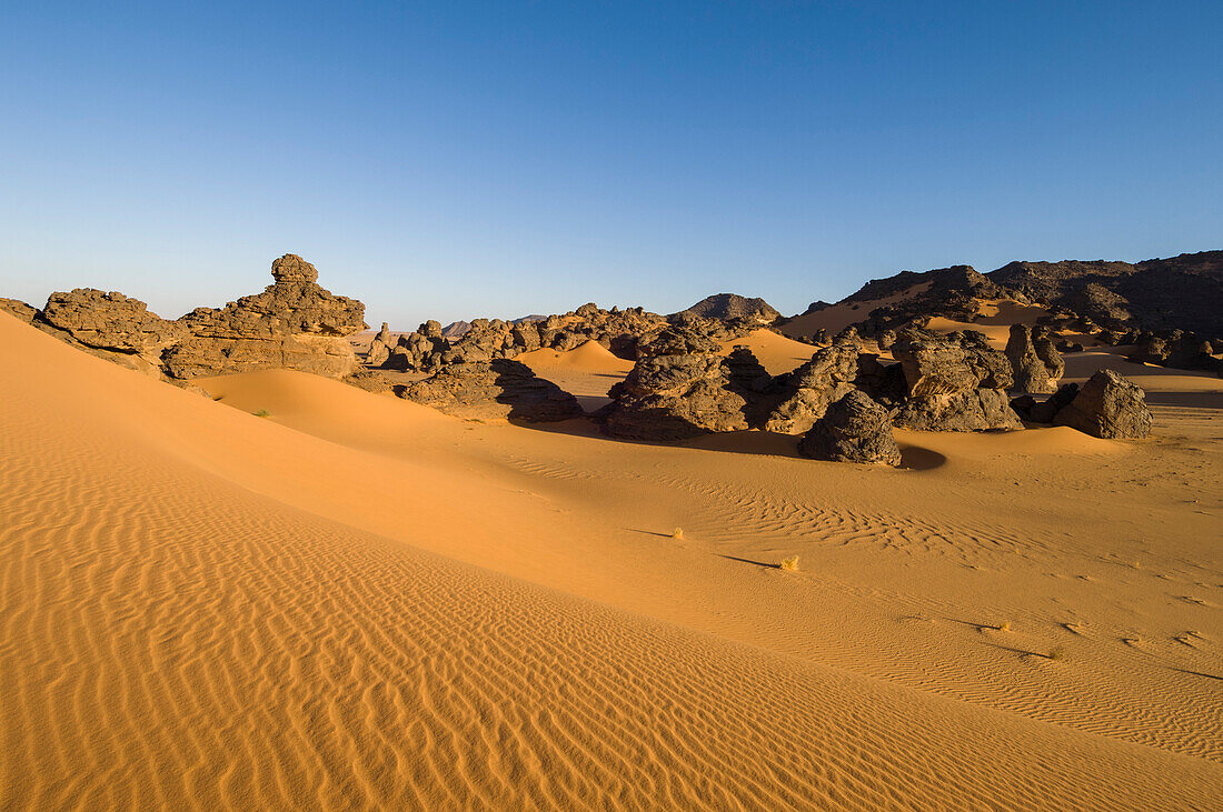 Felsformationen und Sanddünen in den Akakus. Akakus, Fezzan, Libyen