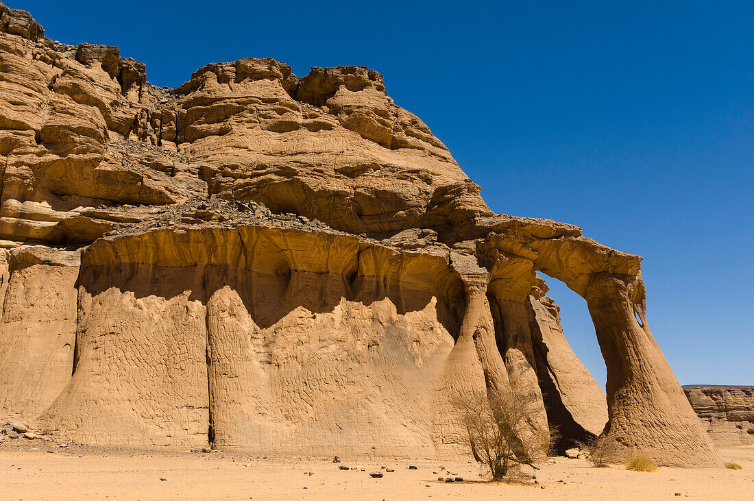Zinn-Ghalega-Felsformation, Bogen des Roten Nashorns. Wadi Teshuinat, Akakus, Fezzan, Libyen