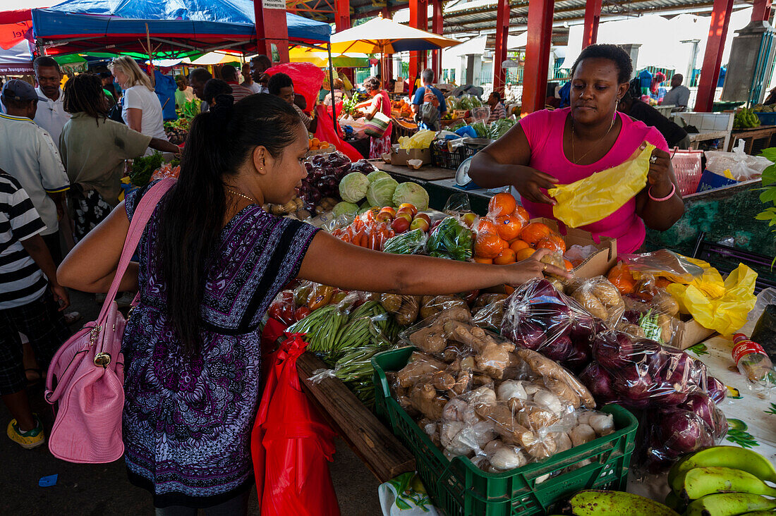 Einheimische kaufen auf dem Bauernmarkt in der Stadt ein. Victoria, Insel Mahe, Republik Seychellen.