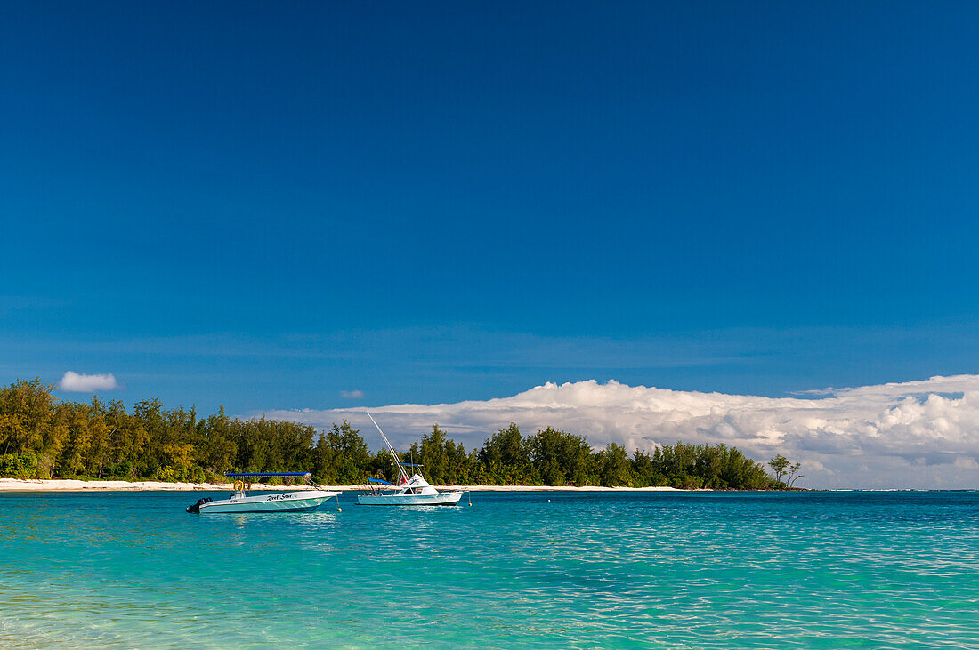 Zwei Boote ankern vor einem tropischen Strand im Indischen Ozean. Denis Island, Die Republik der Seychellen.