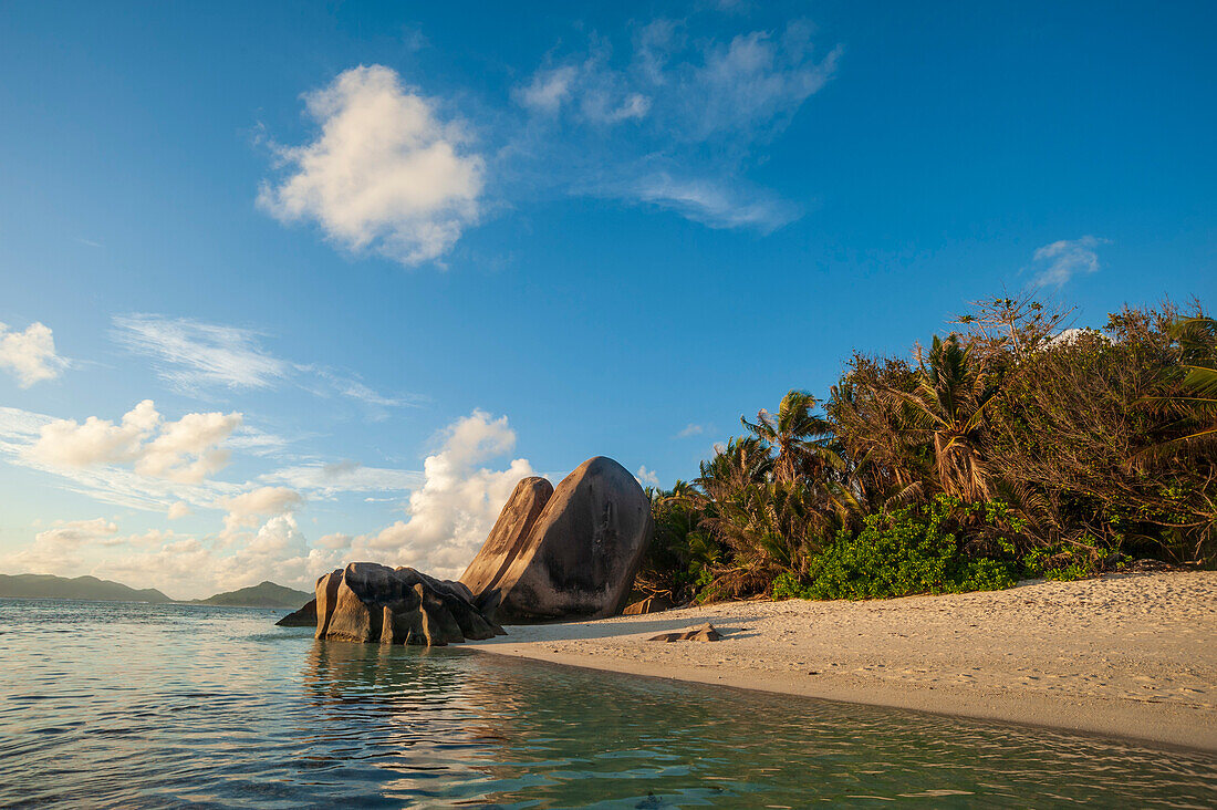 Felsformationen und Sandstrand auf einer tropischen Insel im Indischen Ozean. Strand Anse Source d'Argent, Insel La Digue, Republik Seychellen.