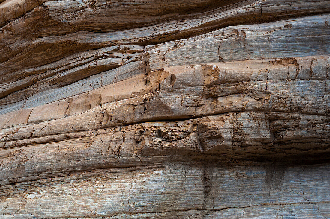 Ein Detail der glatten, weiß polierten Marmorwände im Mosaic Canyon. Death-Valley-Nationalpark, Kalifornien, USA.