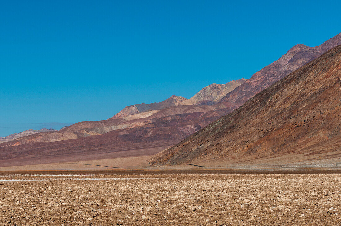 Eine Landschaft des Badwater Basin im Death Valley. Kalifornien, USA