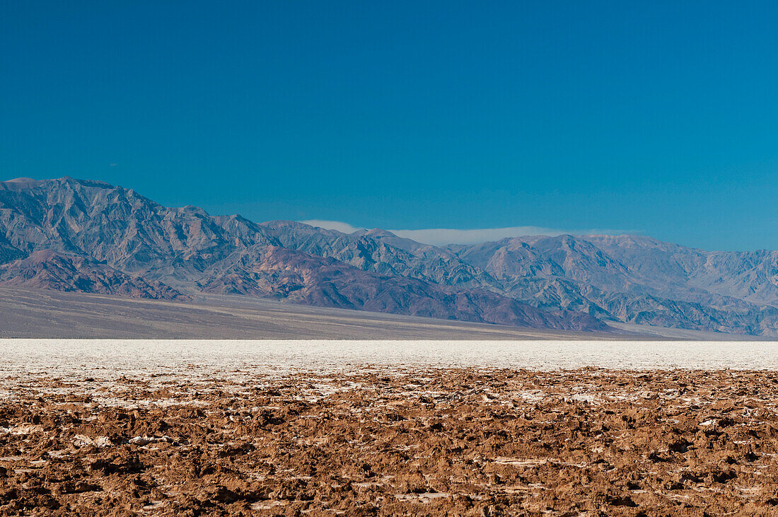 Verkrustete Erde in der Salzpfanne des Badwater Basin. Death-Valley-Nationalpark, Kalifornien, USA.