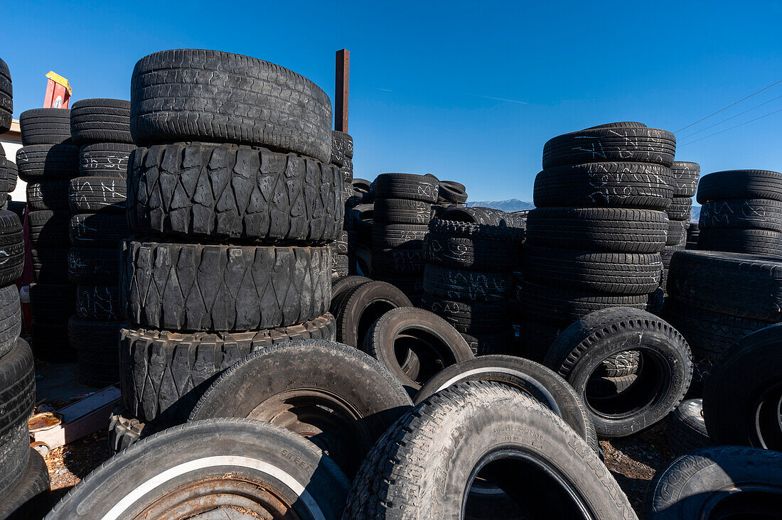 Stapel und Haufen alter Reifen, die für das Recycling bestimmt sind. Parhump, Nevada.
