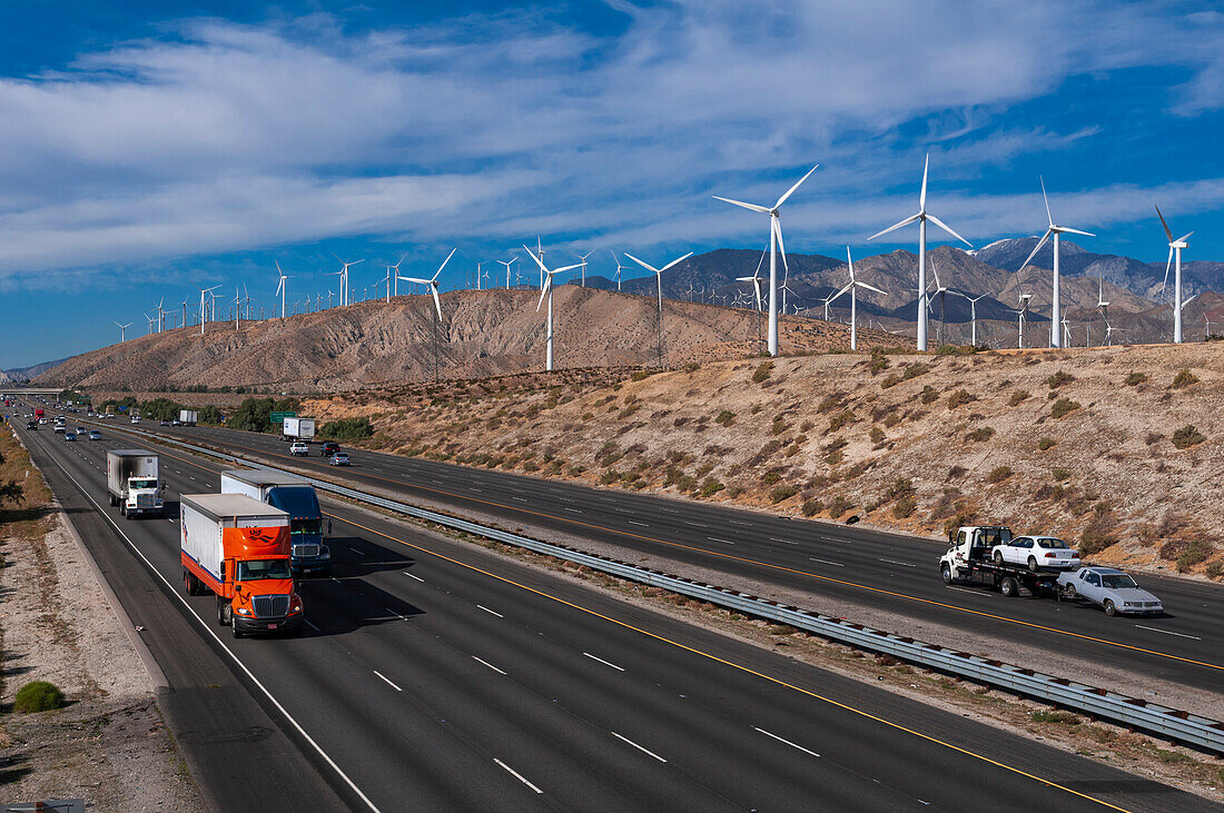 Der Verkehr passiert einen Windpark am San-Gorgonio-Pass in der Nähe von Palm Springs. San-Gorgonio-Pass, San-Jacinto-Berge, Grafschaft Riverside, Kalifornien, USA.