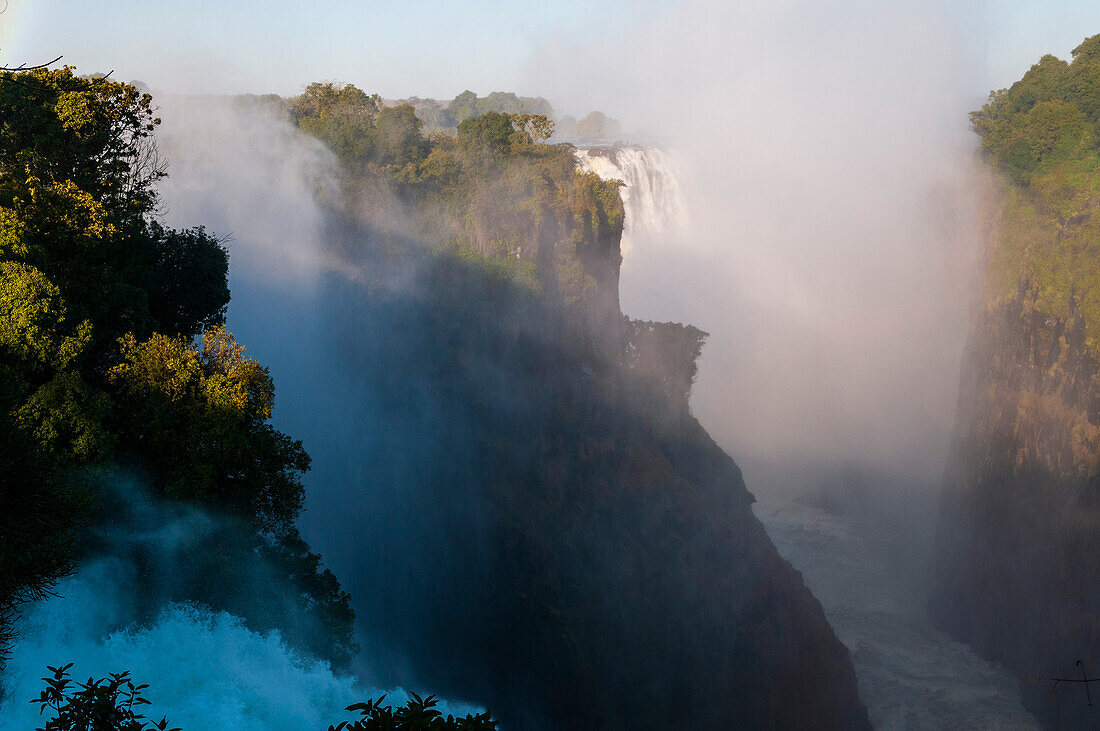 Von unten aufsteigender Nebel an den Victoriafällen. Victoria Falls-Nationalpark, Simbabwe.