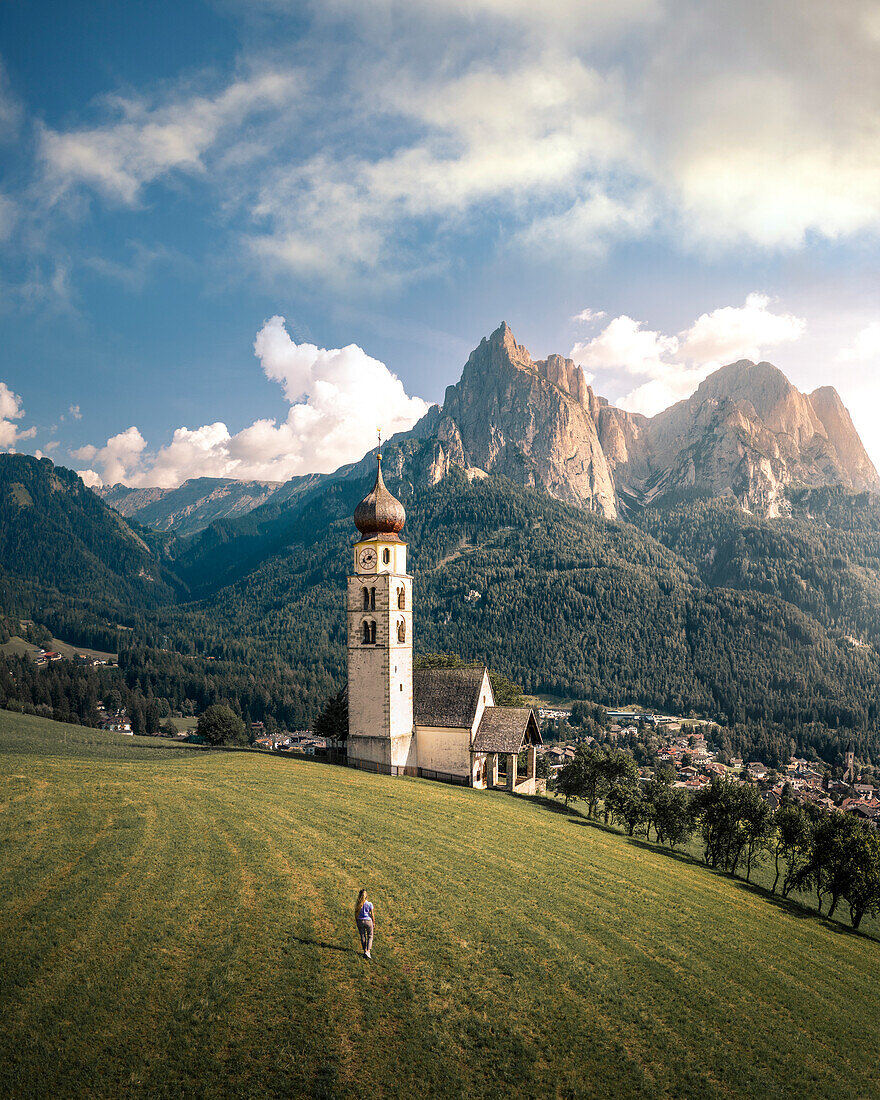 Kirche von Kastelruth mit dem Schlernberg im Hintergrund, Provinz Bozen, Südtirol, Italien