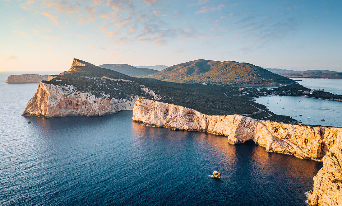 Sonnenuntergang in Capo Caccia, Alghero, Provinz Sassari, Sardinien, Italien