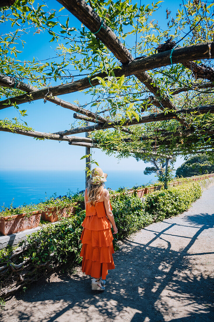Ein Mädchen spaziert in Ravello, Amalfiküste, Kampanien, Italien.