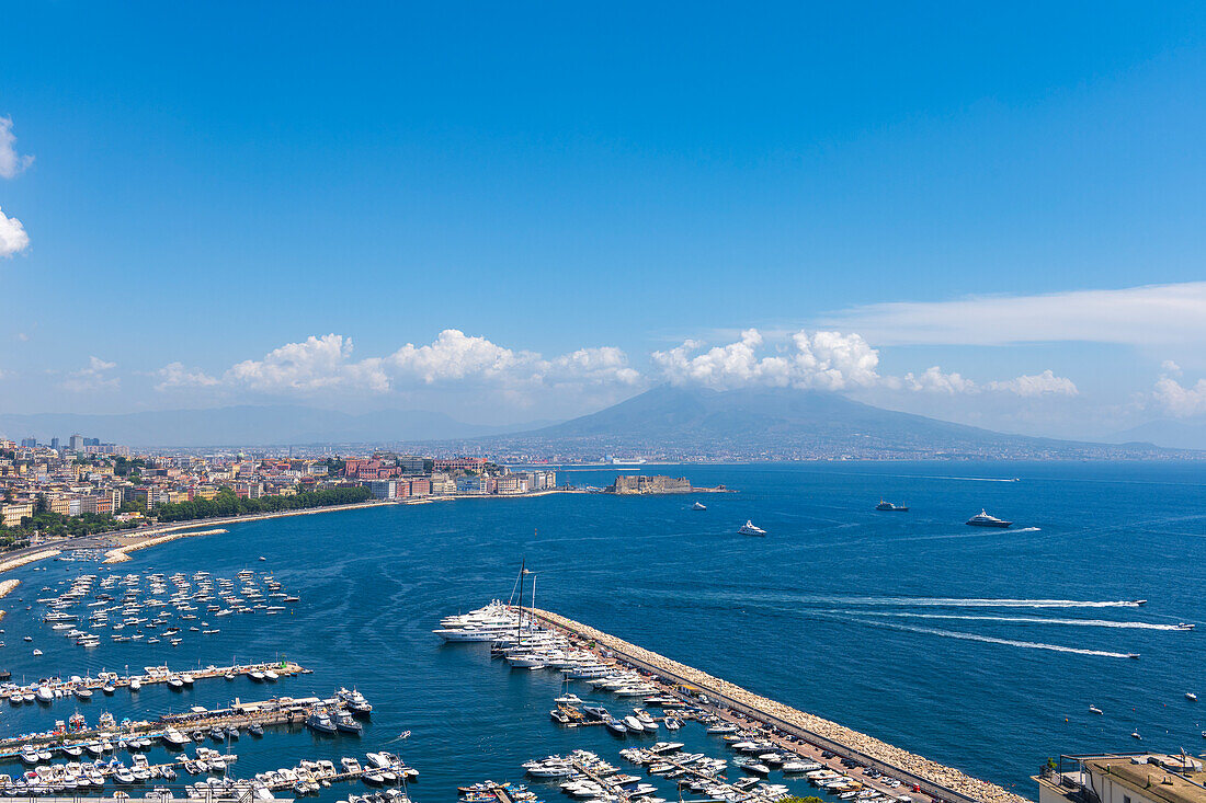 PAnoramablick auf Neapel mit dem Vulkan Vesuvio im Hintergrund. Neapel Kampanien, Italien.