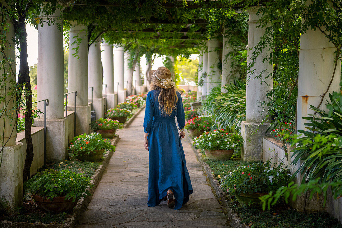 Ein Mädchen geht im Garten der Villa San Michele spazieren, Insel Capri, Kampanien, Italien