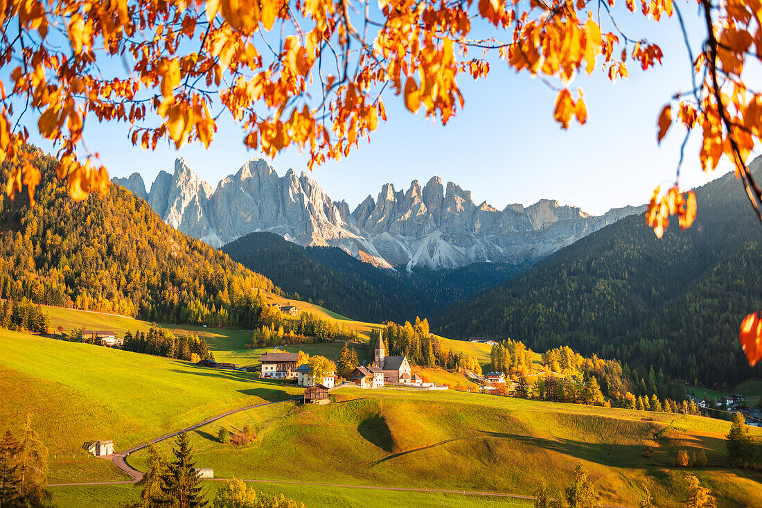 Blick auf das Dorf Santa Magdalena mit der Geislergruppe im Hintergrund. Funes-Tal, Südtirol, Italien.