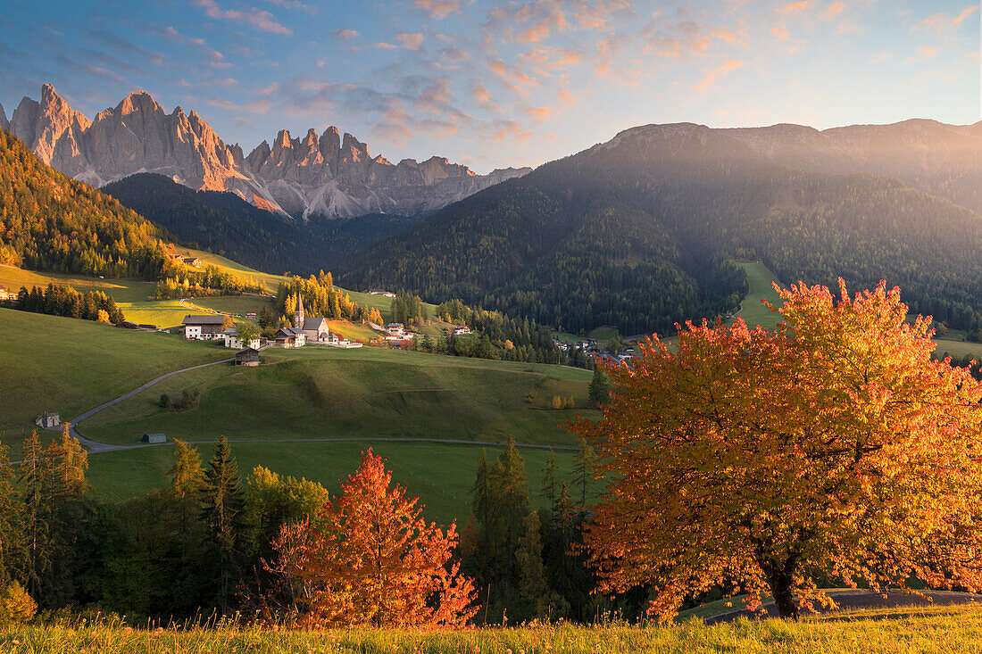 Blick auf das Dorf St. Magdalena mit der Geislergruppe im Hintergrund. Funes-Tal, Südtirol, Italien.