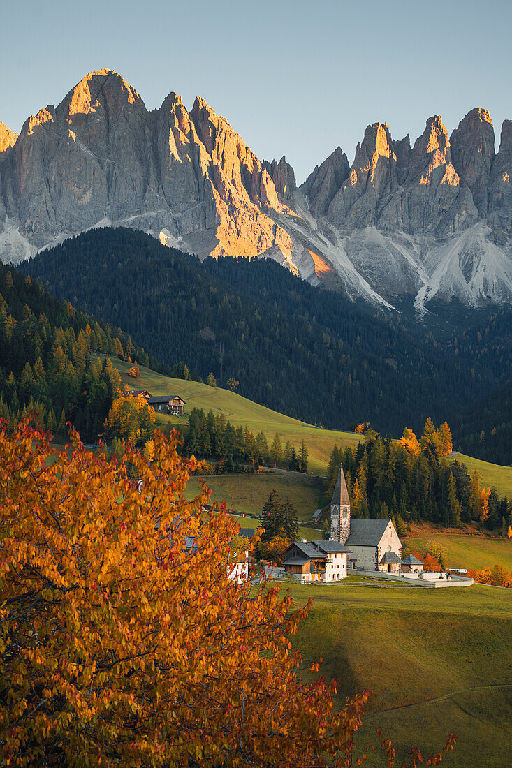 Blick auf das Dorf Santa Magdalena mit der Geislergruppe im Hintergrund. Funes-Tal, Südtirol, Italien.