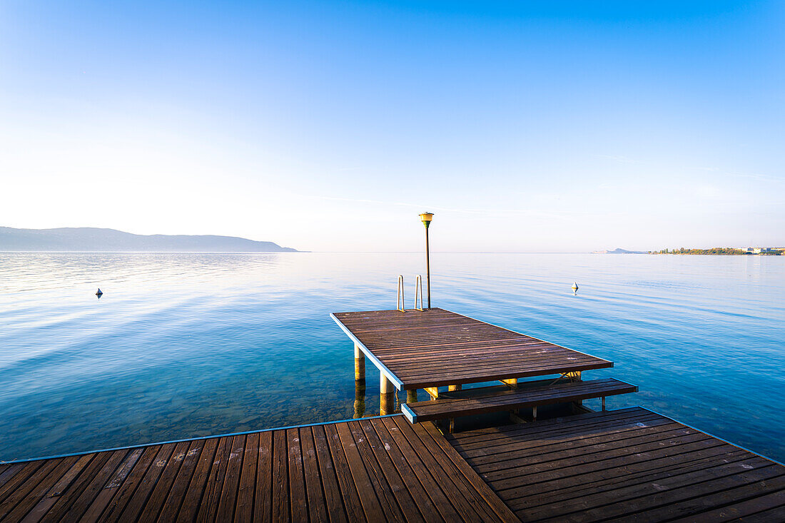 Eine einsame Anlegestelle am Gardasee, Italien.