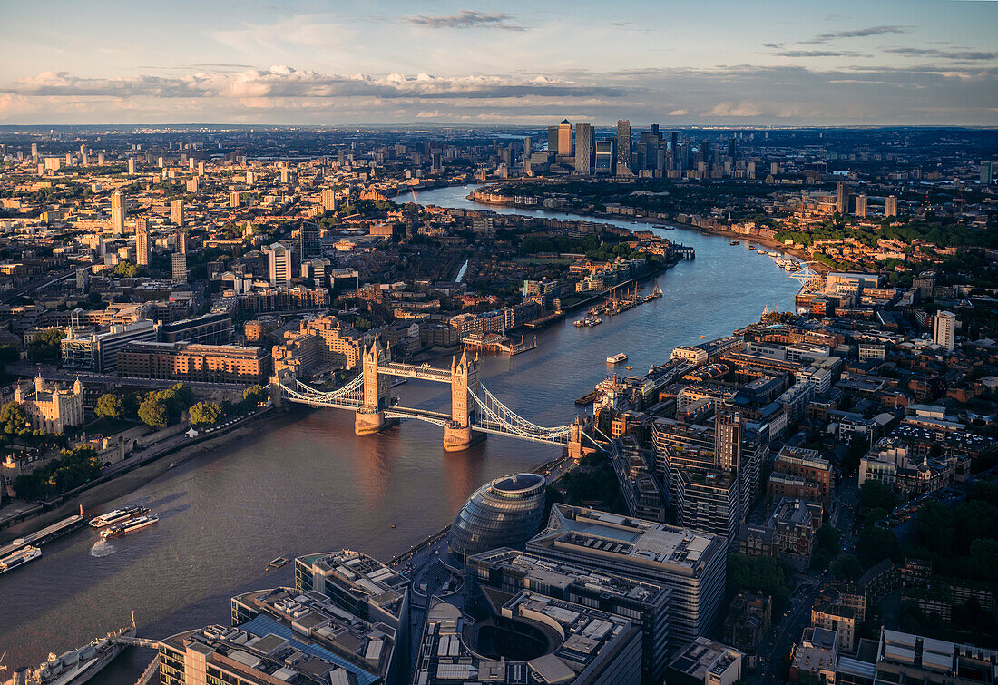 Blick von oben auf die Stadt London mit Tower Bridge und Themse. London, Vereinigtes Königreich