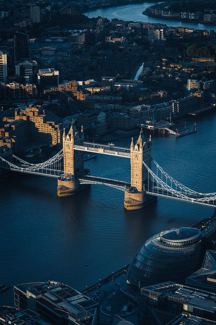 Hohe Ansicht der Stadt London mit der Tower Bridge und der Themse. London, Vereinigtes Königreich