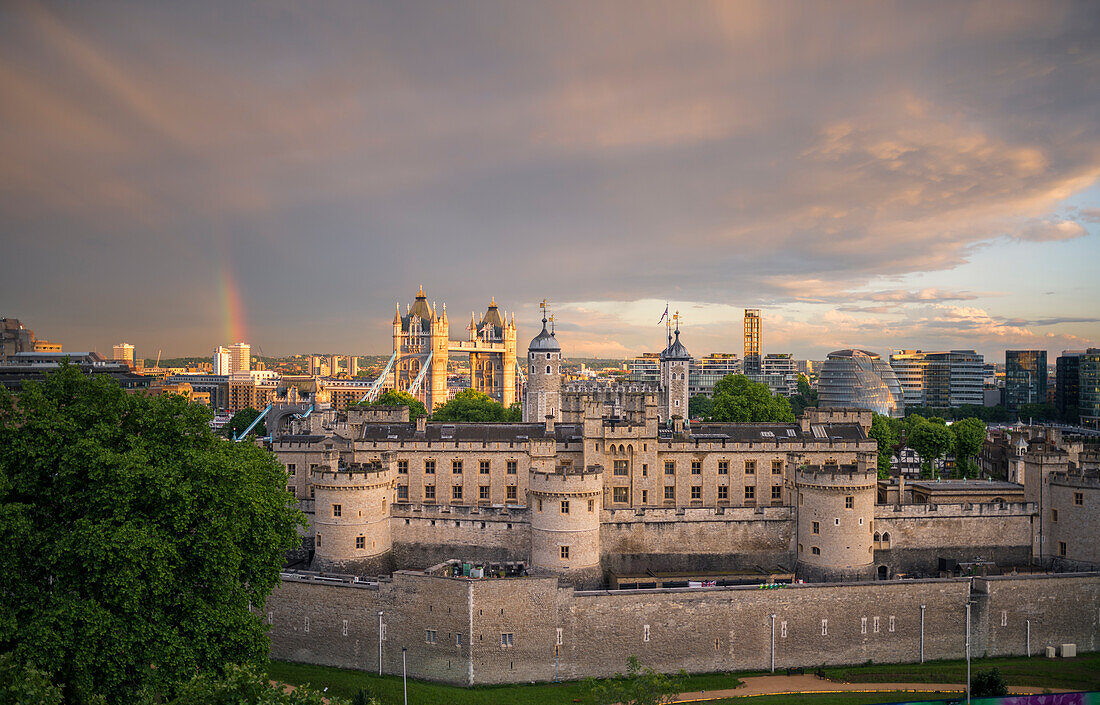 Sonnenuntergang über dem Tower of London und der Tower Bridge. London, Vereinigtes Königreich