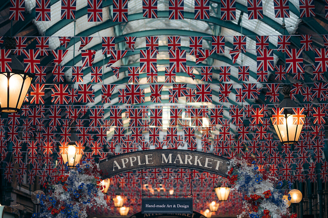 Covent Garden Apple Market mit Union Jack Flaggen während des Jubiläums 2022. London, Vereinigtes Königreich