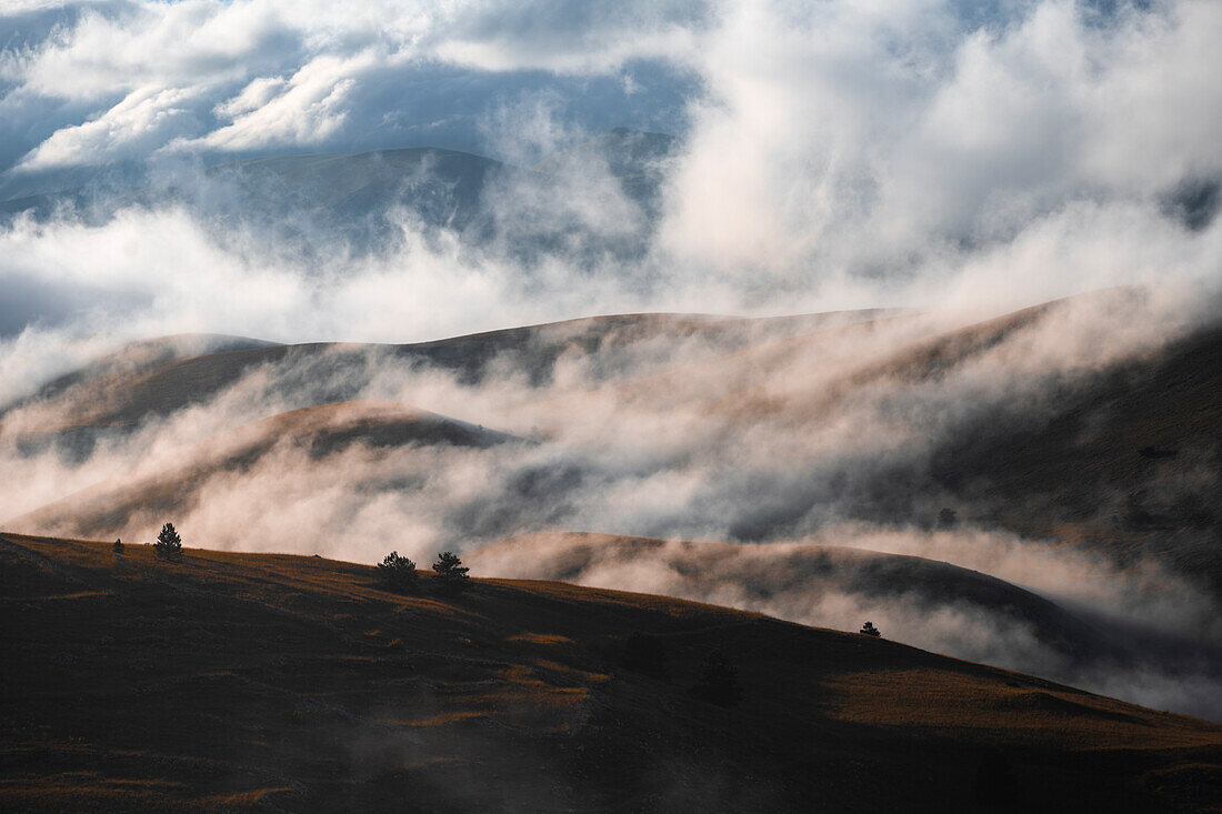 Gran-Sasso-Nationalpark, atemberaubende Landschaft in der Nähe von Campo Imperatore. Gran-Sasso-Nationalpark, Provinz L'Aquila, Abruzzen, Italien.