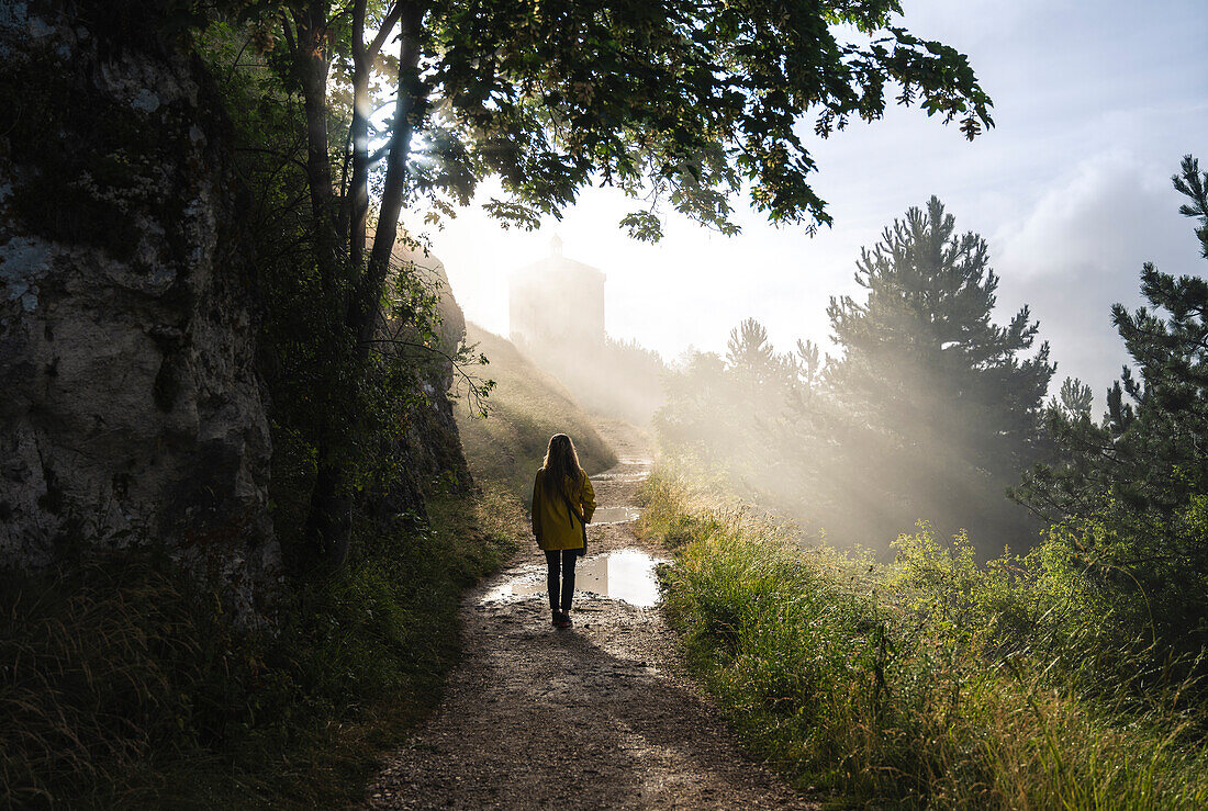 Ein Mädchen beim Wandern in Rocca Calascio. Gran-Sasso-Nationalpark, Provinz L'Aquila, Abruzzen, Italien.