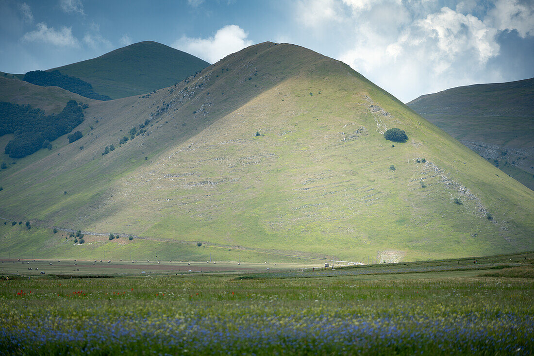 Gran Sasso National Park atemberaubende Landschaft in der Nähe von Campo Imperatore. Gran-Sasso-Nationalpark, Provinz L'Aquila, Abruzzen, Italien.