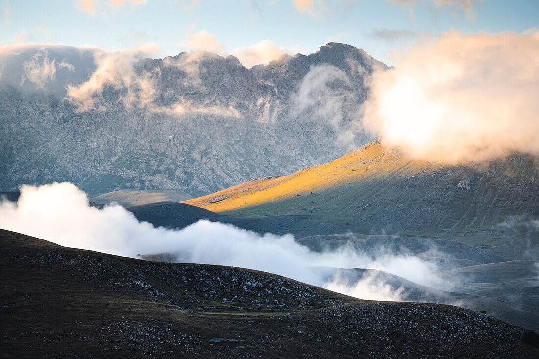 Gran-Sasso-Nationalpark, atemberaubende Landschaft in der Nähe von Campo Imperatore. Gran-Sasso-Nationalpark, Provinz L'Aquila, Abruzzen, Italien.