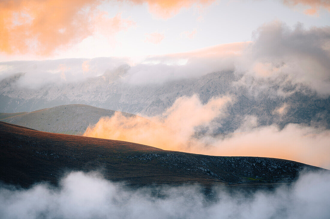 Gran-Sasso-Nationalpark, atemberaubende Landschaft in der Nähe von Campo Imperatore. Gran-Sasso-Nationalpark, Provinz L'Aquila, Abruzzen, Italien.