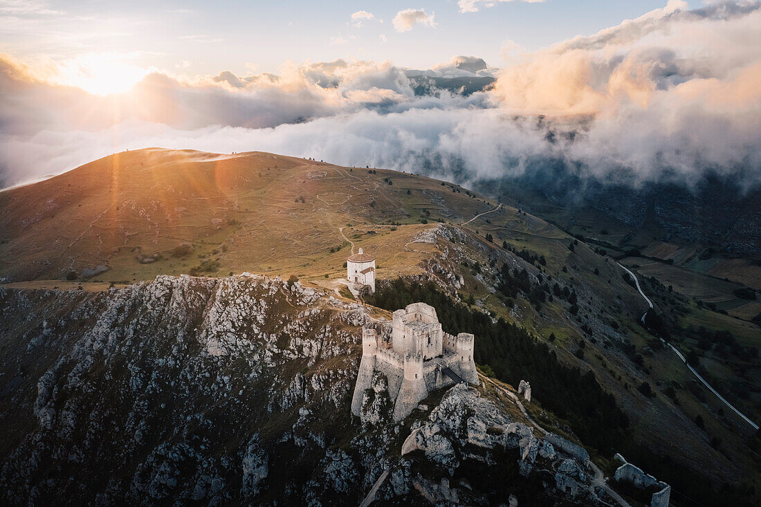 Sonnenuntergang in Rocca Calascio, einem alten Gebäude auf dem Gipfel eines Berges, Nationalpark Gran Sasso, Provinz L'Aquila, Abruzzen, Italien.