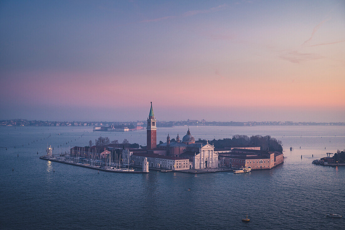Insel St. Georg in der Abenddämmerung, Venedig, Venetien, Italien