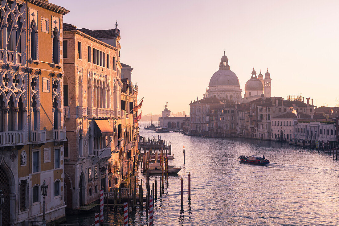 Sonnenaufgang in der Nähe der Punta della Dogana, Venedig, Venetien, Italien