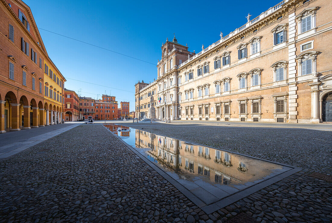 Piazza Roma, symbolträchtiger Platz in der Altstadt von Modena. Modena, Emilia Romagna, Italien