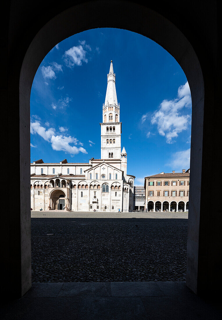 Ghirlandina tower and piazza Grande, Modena, Emilia Romagna, Italy