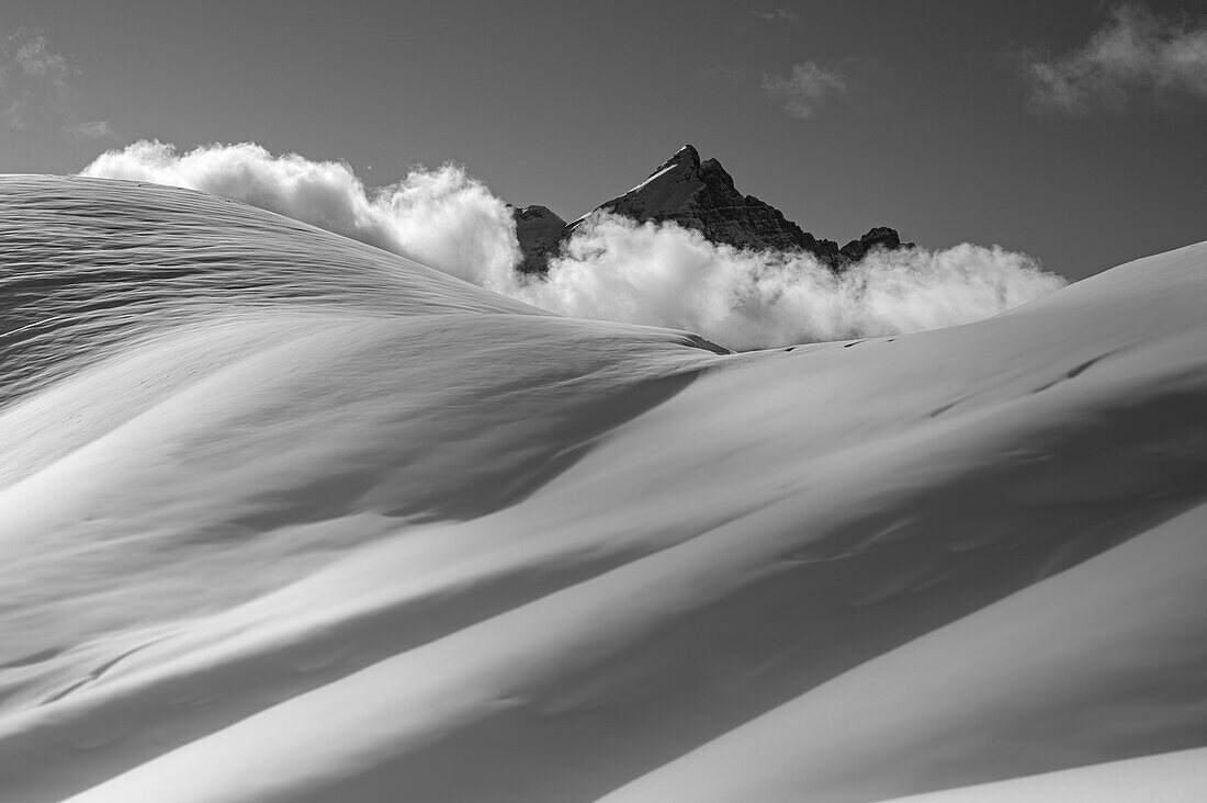 Der Berg Civetta taucht nach starkem Schneefall aus den Wolken über den Hängen des Col Nudo auf, Dolomiten, Provinz Belluno, Venetien, Italien, Europa