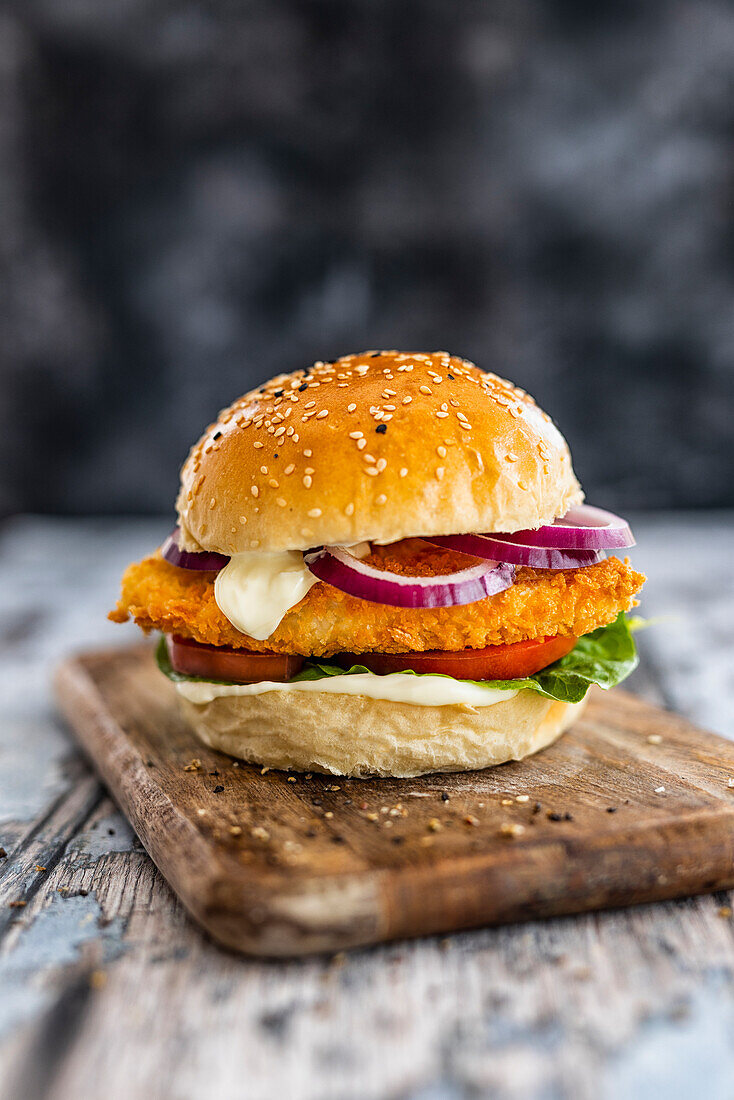 Knuspriger Chickenburger in Buttermilch mariniert mit Panko Panade und Knoblauchsauce