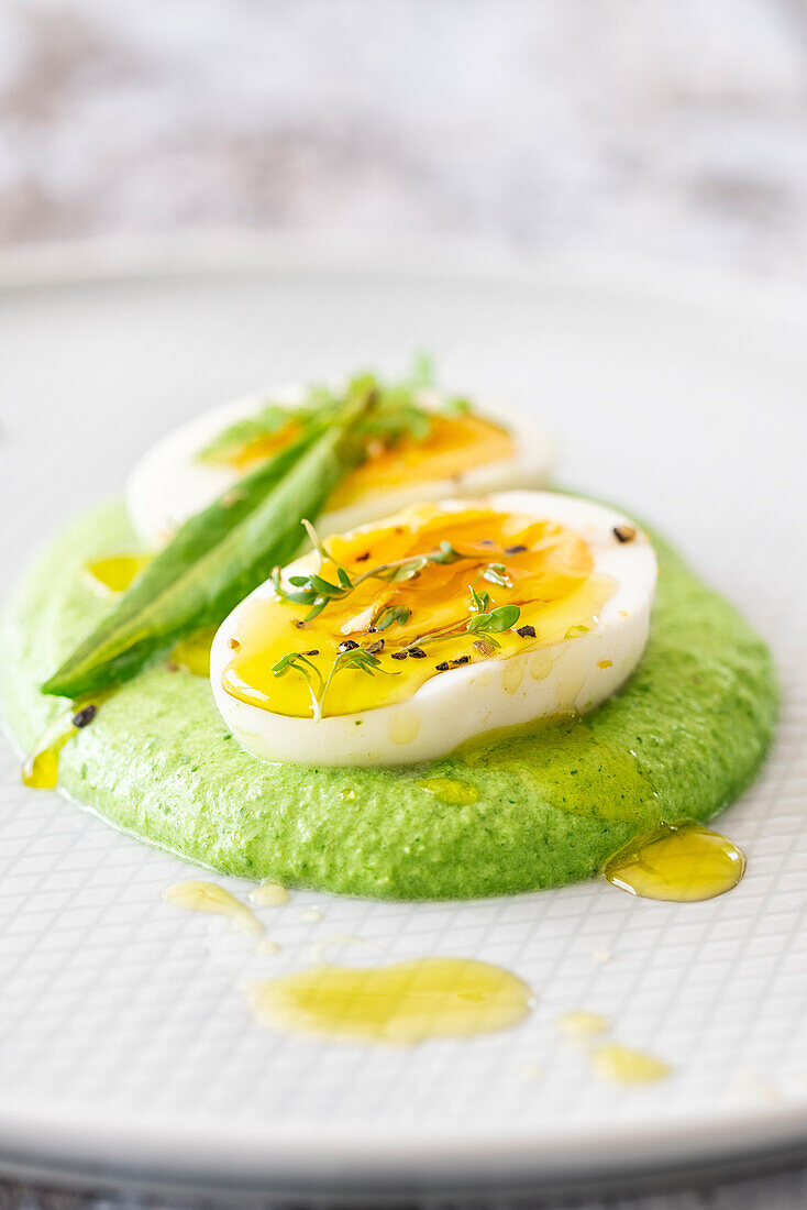 Green sauce with eggs and olive oil (vegetarian)