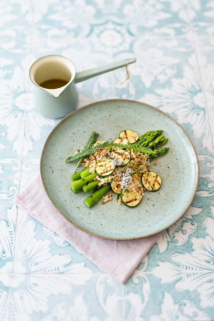 Sommerlicher Salat mit gegrilltem Gemüse, Fregola und Schafgarbe (vegan)