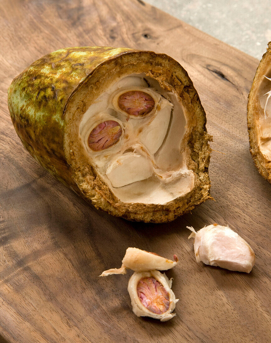 Aufgespaltene Kakaofrucht mit Kakaobohnen
