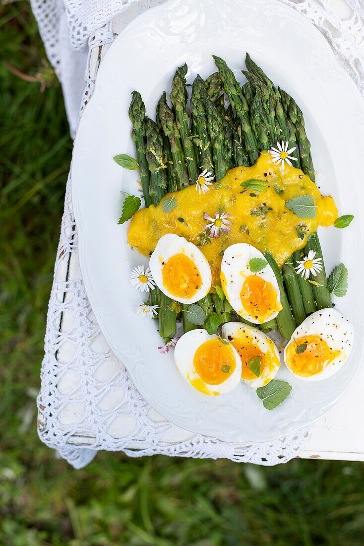 Gedämpfter grüner Spargel mit Sauce Hollandaise und weichgekochten Eiern