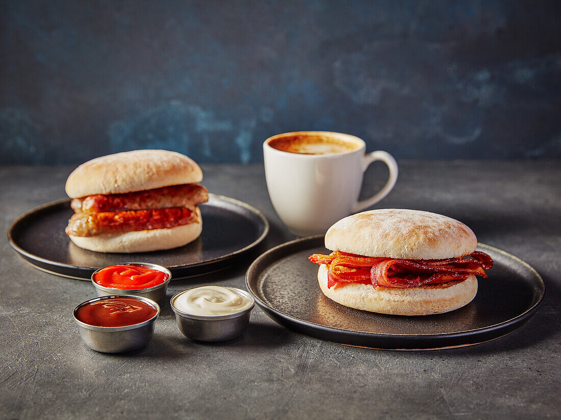 Herzhafte Frühstücksbrötchen und Kaffee