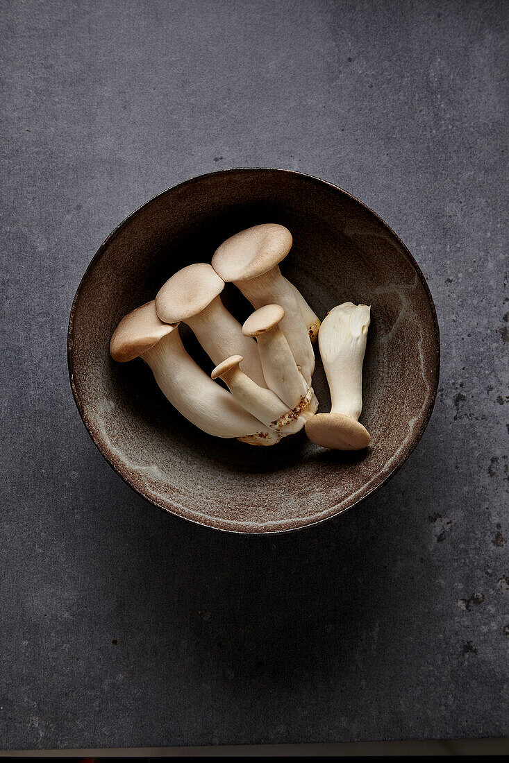 Trumpet mushrooms in a bowl