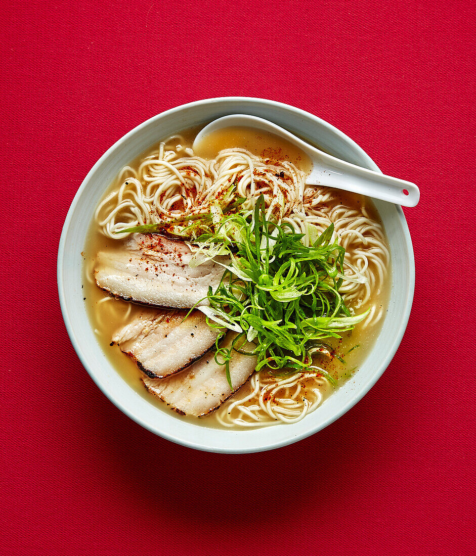 Ramen-Suppe nach Hakata-Art mit Frühlingszwiebeln und Schweinebauch