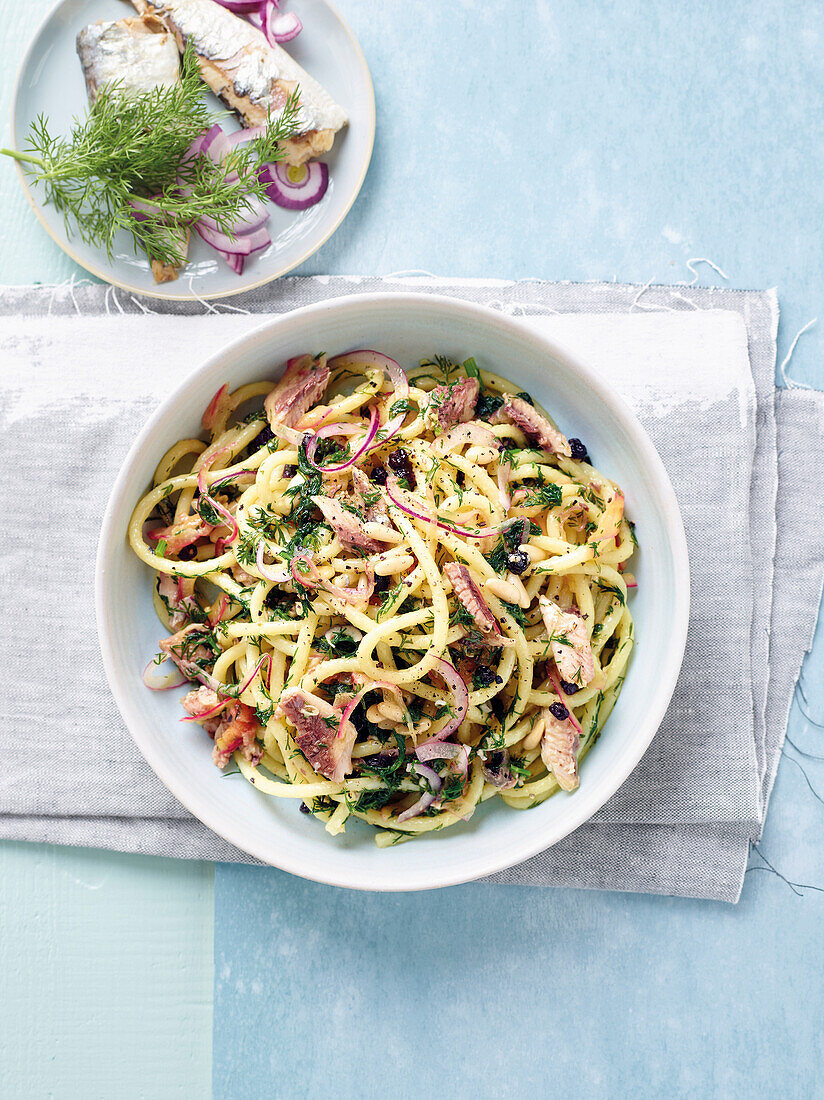 Spaghettoni mit kaltem Sugo aus Sardinen, Zwiebeln und Pinienkernen