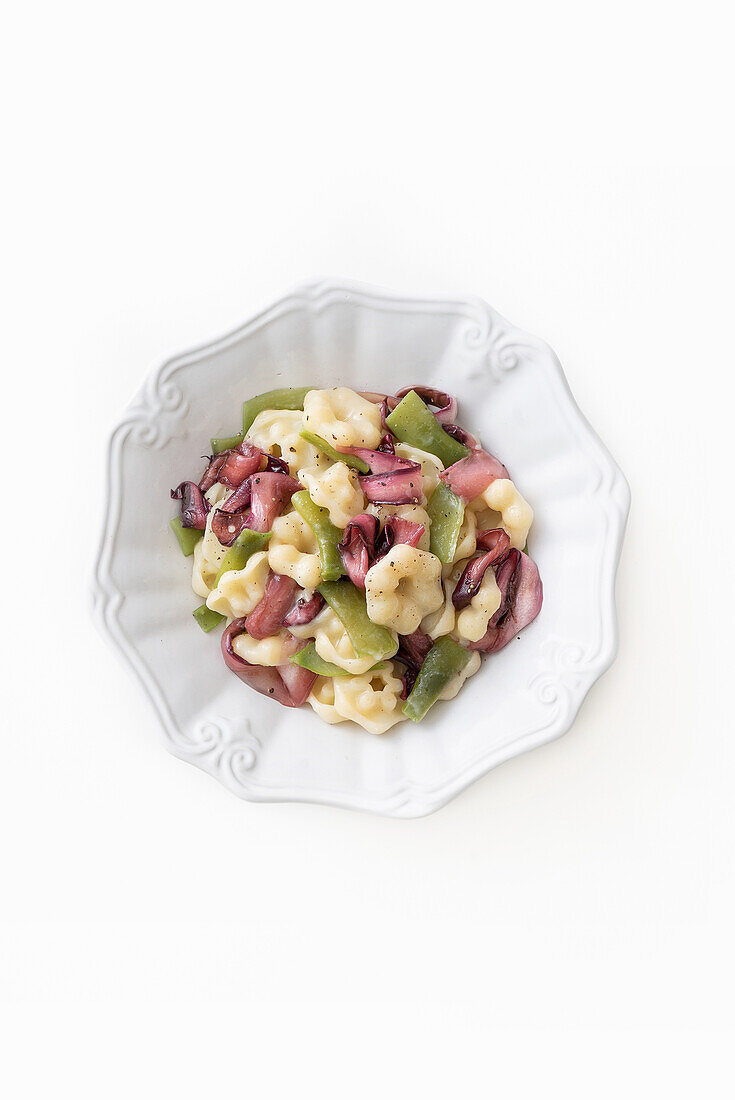 Pasta a fiore with Jerusalem artichokes, snow peas and red radicchio