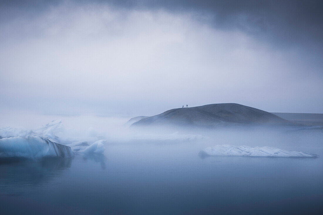 Nebliger Morgen am Diamond Beach, Fellsfjara, Südisland